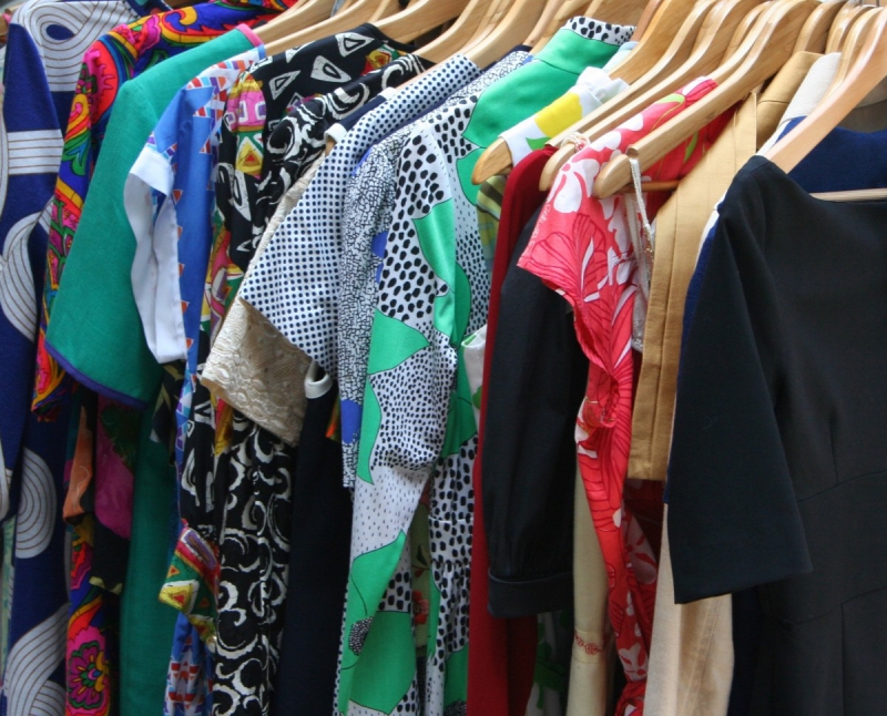 boutique-ST CYR SUR MER-min_dresses_apparel_clothing_clothes_clothes_hangers_wooden_hangers_retail_shop_closet-1149845